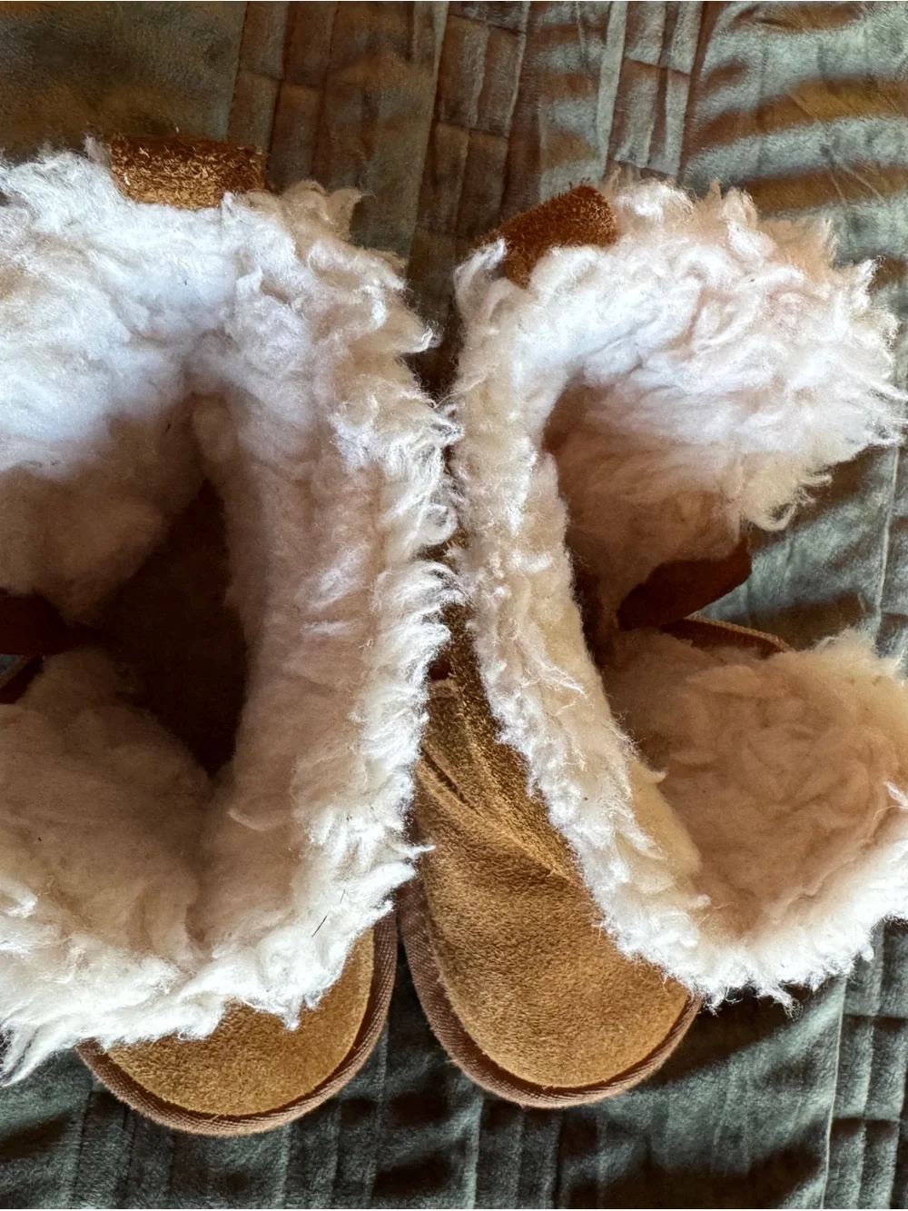 Classic Kids Ugg Suede Shearling Boots in Chestnut